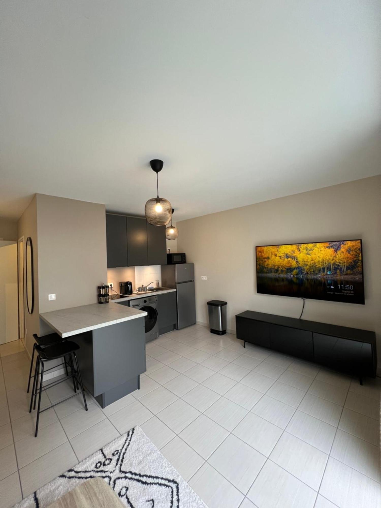 Charmant Studio En Residence Avec Parking Bussy-Saint-Georges Bagian luar foto